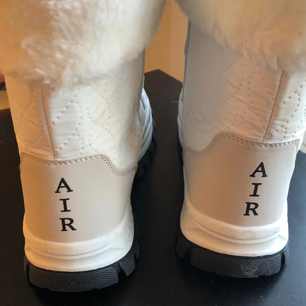 Fashion Air white lined boots size youth 4